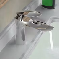Robinets de lavabo en acier inoxydable au design moderne Robinets de salle de bain à bas prix Robinet de lavabo en céramique à eau froide mélangée