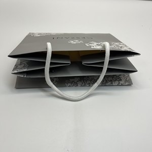 ถุงกระดาษแมตต์แบบพกพาสำหรับบรรจุเสื้อผ้าของขวัญเค้ก - Product Image 6