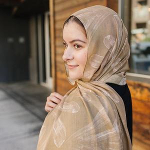 Châle Hijab imprimé luxueux en treillis de diamants géométriques pour femmes Foulard élégant à motif floral - Product Image 1