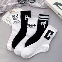 Chaussettes de sport blanches personnalisées pour hommes, en coton, avec logo jacquard noir et lettres, emballées pour les clubs scolaires