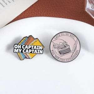Pin <span class=keywords><strong>de</strong></span> Esmalte <span class=keywords><strong>de</strong></span> la Película <span class=keywords><strong>de</strong></span> Comedia OH CAPTAIN MY CAPTAIN, Broche <span class=keywords><strong>de</strong></span> Solapa con la Frase CATCH THE DAY BOYS, MAKE YOUR LIVES EXTRAORDINARY, Joyería, Regalo - Product Image 2