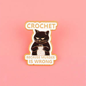 1 spilla smaltata all'uncinetto a forma di gatto - Design cucito in bianco e nero con testo 'CROCHET BECAUSE MURDER IS WRONG', Distintivo in metallo resistente - Product Image 1