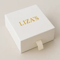 Boîte cadeau en carton ondulé de luxe sur mesure en matériaux recyclés avec gaufrage et ruban de soie pour l'emballage de lingerie