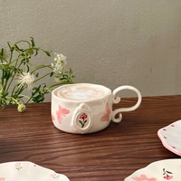 Tasses à café et soucoupes en céramique faites à la main de style français, décorées de fleurs peintes à la main, pour le thé de l'après-midi avec assiette à dessert