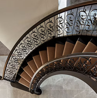 Escalier courbé traditionnel intemporel avec balustrades ornées pour rénovation historique