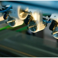 Système de revêtement par pulvérisation ultrasonique automatique pour batteries et composants électroniques avec convoyeur de substrat