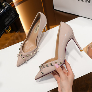 รองเท้าส้นสูงหัวแหลมแบบสวม สีดำหนังแก้ว ประดับหมุด ดีไซน์หรูหรา เข้าได้กับทุกชุด ส้นบางชั้นเดียว สำหรับผู้หญิง คอลเลคชั่นฤดูร้อนปี 2025 - Product Image 6