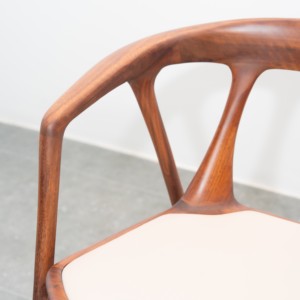 Chaise de salle à manger de style italien moderne, structure en bois massif, dossier et accoudoirs rembourrés en tissu doux, mobilier de luxe PISANO - Product Image 2