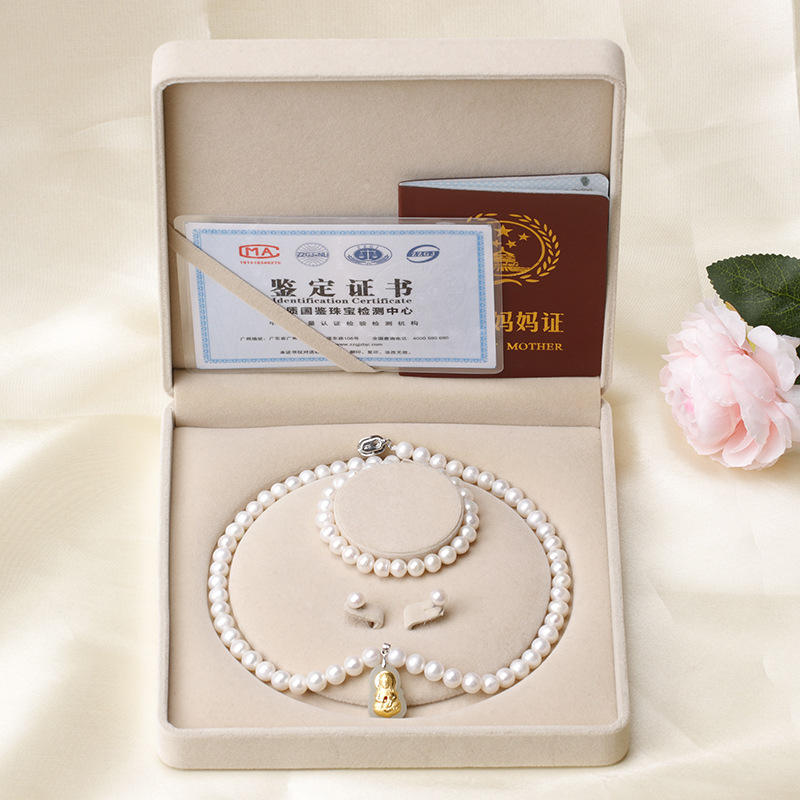 กล่องสร้อยคอสีขาวสามชิ้น