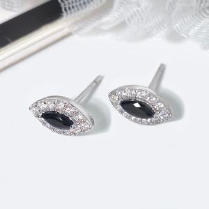 เครื่องประดับฟ็อกซี่มาใหม่ ต่างหูแฟชั่นทรงตาปีศาจประดับเพชรซิร์โคเนีย ดีไซน์สวยหรู ทอง 18K สำหรับผู้หญิง - Product Image 1
