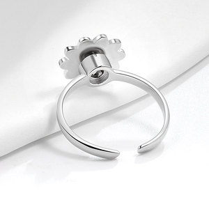 แหวนหมุนลายดอกเดซี่ Dainty Drop Glue ช่วยลดความวิตกกังวล ปรับขนาดได้ ทำจากทองแดงชุบไวท์โกลด์ หมุนได้ บรรเทาความเครียด เหมาะสำหรับสาวๆ - Product Image 4