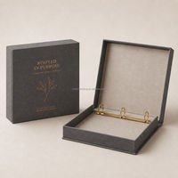 Scatola Rigida a Conchiglia con Anelli per Archiviazione e Conservazione, Personalizzabile con Logo, in Cartone e Rivestimento in Lino, per Tasche e Portafogli