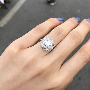 Anello di Diamanti F954 in Oro Bianco con Taglio Brillante Rotondo, Diamante Naturale per Fidanzamento, Pietre Laterali a Baguette, Colore D - Product Image 6