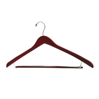 Cintres de luxe rouges en bois avec barre porte-pantalon, robustes et antidérapants pour manteaux, pantalons et chemises habillées