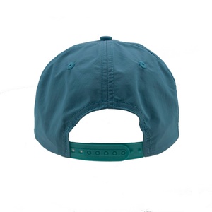 Fabrication de casquettes snapback d'été personnalisées brodées en nylon turquoise à 6 panneaux - Product Image 4