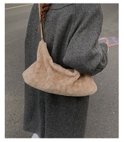 Sac à bandoulière Zeyu élégant en fausse fourrure moelleuse pour femme, sac hobo d'hiver à double chaîne, silhouette souple, sac à main en fausse fourrure écologique ODM / OEM