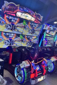 Máquina de Juego de Carreras Arcade Inmersiva de Múltiples Pantallas para 2 Jugadores, con Monedas, con Temática de Rápidos y Furiosos, para Parques de Atracciones/Centros de Juego - Product Image 2