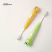Vente en gros de brosses à dents pour enfants SAKURA, modèle S-760, à poils doux, personnalisées, avec motif de singe, manche en PP+TPE, pour un usage domestique