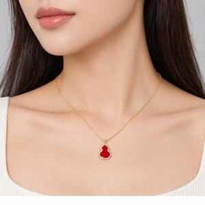 Collier pendentif gourde en acrylique rouge, acier inoxydable, zircon, plaqué or 14K sous vide, chaîne réglable 41+6 cm - Product Image 5