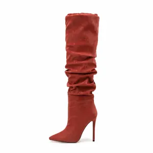2024 नवीनतम पश्चिमी महिला स्लाउची घुटने तक ऊंचे जूते सर्दियों के लिए सेक्सी हाई हील्स लाल डेनिम लंबे जूते