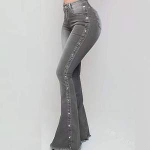 Nuovi Jeans da Donna a Zampa d'Elefante Elasticizzati a Vita Alta 2023, <span class=keywords><strong>Pantaloni</strong></span> Casual in Denim di Tendenza <span class=keywords><strong>con</strong></span> <span class=keywords><strong>Bottoni</strong></span> <span class=keywords><strong>Laterali</strong></span> di Design - Product Image 3