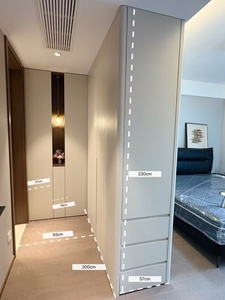 Armadio Angolare Contemporaneo in Legno con Divisori Sospesi - Mobile Salvaspazio Antiumidità per Camera da Letto, Appartamento, Hotel - Product Image 2