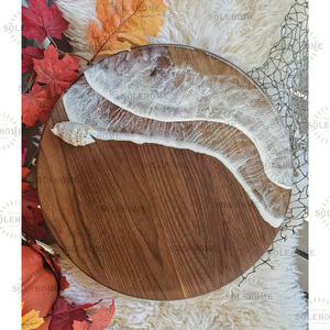 <span class=keywords><strong>Planche</strong></span> <span class=keywords><strong>à</strong></span> <span class=keywords><strong>découper</strong></span> <span class=keywords><strong>en</strong></span> bois nordique personnalisée Solehome, grande taille, 10 cm, bord brut, résine de <span class=keywords><strong>verre</strong></span> colorée bleu surf, épaisseur 1,5 cm, <span class=keywords><strong>personnalisable</strong></span> - Product Image 4