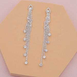 Boucles d'oreilles pendantes géométriques tendance de style européen et américain, entièrement serties de diamants, longues, en strass, plaquées argent, pour boîte de nuit, formelles - Product Image 5