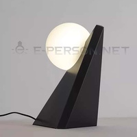 Lampe de table LED moderne minimaliste simple avec base triangulaire en verre |   Interrupteur à bouton-poussoir blanc chaud, lumière ambiante décorative