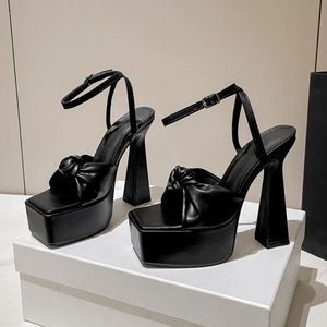 รองเท้าส้นตึกแบบแพลตฟอร์มสีดำ/ขาว ดีไซน์โบว์ทันสมัย สำหรับผู้หญิง - Product Image 2