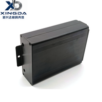 Boîtier électronique rectangulaire noir en aluminium extrudé avec support de montage pour module amplificateur audio et carte de circuit imprimé