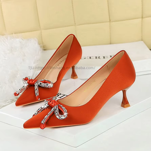 Chaussures de luxe en satin pour femmes, style européen et américain, talon moyen, talon coupe de vin, nœud en strass, bout pointu, talon fin pour l'automne - Product Image 1