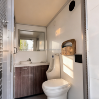 Remorque de toilettes portable de luxe robuste et moderne avec des fonctionnalités avancées pour les chantiers de construction, les écoles et les parcs