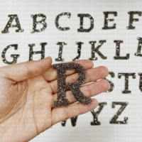 Hot New Design Logo Personnalisé Hotfix 3D Alphabet Strass Applique Lettre Fer sur Transfert Patchs Perlés