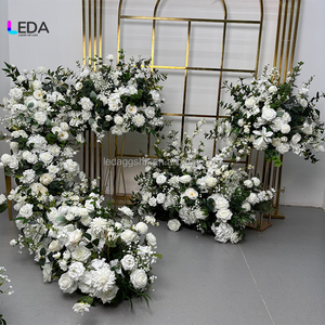 Camino de Mesa de Flores Artificiales LEDA, Color Verde Eucalipto con Rosas Blancas, Decoración para Mesa - Product Image 1