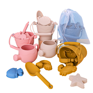 Vente en gros Ensemble de jouets de plage d'été en plein air pour bébé avec seau de <span class=keywords><strong>sable</strong></span> doux sans BPA avec logo pour enfants Jouets de plage en silicone pour tout-petits enfants - Product Image 1