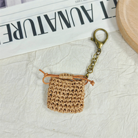 Mini sac en paille de raphia tressé à la main avec logo personnalisé, breloque vintage, petite pochette, porte-clés à fermoir mousqueton, pendentif de sac à main de plage bohème pour femme