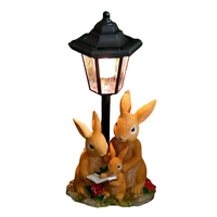 Lanterne solaire en résine en forme de famille de lapins, peinte à la main, style fantaisie, avec détails floraux, pour éclairage décoratif de jardin