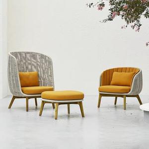 Chaise longue d'extérieur en rotin Qian Teng Furniture, structure en bois massif, durable, pour villa et cour. - Product Image 2