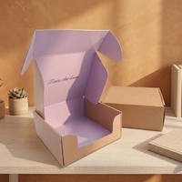 Boîte d'expédition en carton ondulé personnalisée avec logo et design gratuit, idéale pour la vente en ligne, la livraison et le rangement de cadeaux de fête