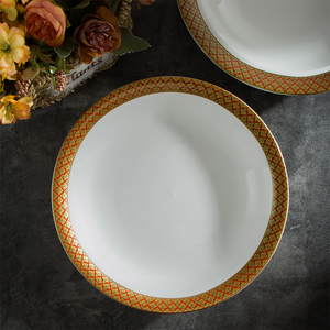 JQY Assiettes à dîner en céramique à bord doré Vaisselle de table de luxe à bord doré Assiettes blanches en <span class=keywords><strong>porcelaine</strong></span> de restaurant haut de gamme avec bordure dorée - Product Image 3