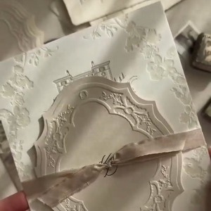Set <span class=keywords><strong>di</strong></span> Biglietti d'Auguri Personalizzati per Matrimonio, con Goffratura, Nastro in Raso, Schizzo <span class=keywords><strong>di</strong></span> Castello, Busta e Carta Artistica con Stampa a Rotocalco - Product Image 6