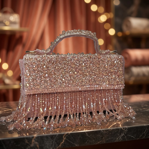 Pochette perlée écologique et durable avec franges en cristal, fermeture magnétique et anse annulaire, capacité jusqu'à 1L, idéale pour les soirées. - Product Image 3