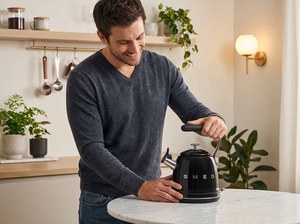 <span class=keywords><strong>Bouilloire</strong></span> électrique rétro en acier inoxydable <span class=keywords><strong>Smeg</strong></span> 1,7 L, ébullition rapide, sans fil, avec arrêt automatique et contrôle de la température pour usage domestique - Product Image 1