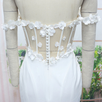 Robe de mariée sirène de luxe moderne en crêpe, longueur ras du sol, avec taille princesse, décoration florale et traîne chapelle