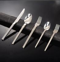 Ensemble de couverts en acier inoxydable 304 avec manche rond creux, finition argent mat, couteau, fourchette et cuillère pour la salle à manger quotidienne à la maison