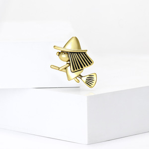 Broche Creativo y Lindo de Metal Chapado <span class=keywords><strong>en</strong></span> Oro con Diseño de <span class=keywords><strong>Bruja</strong></span> Voladora <span class=keywords><strong>en</strong></span> <span class=keywords><strong>Escoba</strong></span> para Accesorios de Joyería de Moda - Product Image 2