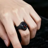 Bague de cocktail unisexe ZhuQian en alliage noir, squelette rose, style punk gothique, avec zircon rouge, idéale pour Halloween et anniversaires, bijoux de fête