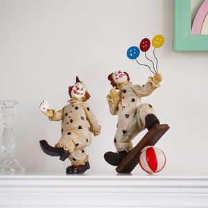 Statuetta Decorativa in Resina Fatta a Mano, Simpatico Clown da Circo Retrò, Regalo Originale per San Valentino - Product Image 4