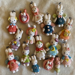 Collana con ciondoli elettrolitici a goccia d'olio 2026 Comiya Toba con simpatici cartoni animati, coniglietto in rame, stella, fiocco, fragola e ali di farfalla - Product Image 3